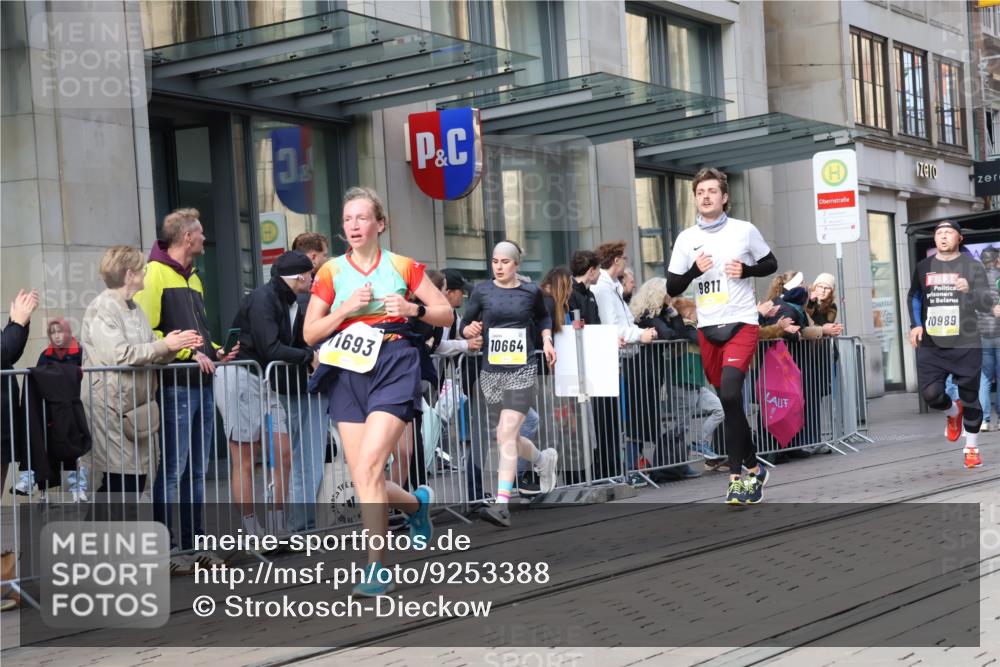 05.10.2025 - 20. swb-Marathon Bremen Strokosch-Dieckow http://msf.ph/oto/9253388 05.10.2025 10:55:48 Ziel 7147, 9258, 9541, 9811, 9855, 9871, 9950, 9968, 10006, 10009, 10015, 10196, 10394, 10641, 10654, 10664, 10675, 10758, 10921, 10959, 10989, 10992, 11095, 11148, 11364, 11366, 11554, 11620, 11626, 11630, 11693, 11741, 7147, 9258, 9541, 9811, 9855, 9871, 9950, 9968, 10006, 10009, 10015, 10196, 10394, 10641, 10654, 10664, 10675, 10758, 10921, 10959, 10989, 10992, 11095, 11148, 11364, 11366, 11554, 11620, 11630, 11693 meine-sportfotos.de