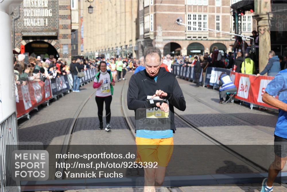05.10.2025 - 20. swb-Marathon Bremen Yannick Fuchs http://msf.ph/oto/9253392 05.10.2025 10:54:31 Ziel 9392, 9407, 9633, 10097, 10402, 10810, 10915, 11040, 11271 meine-sportfotos.de