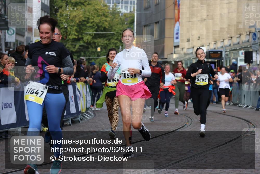 05.10.2025 - 20. swb-Marathon Bremen Strokosch-Dieckow http://msf.ph/oto/9253411 05.10.2025 11:01:50 Ziel 9237, 9365, 9655, 10004, 10558, 10837, 11415, 11647 meine-sportfotos.de
