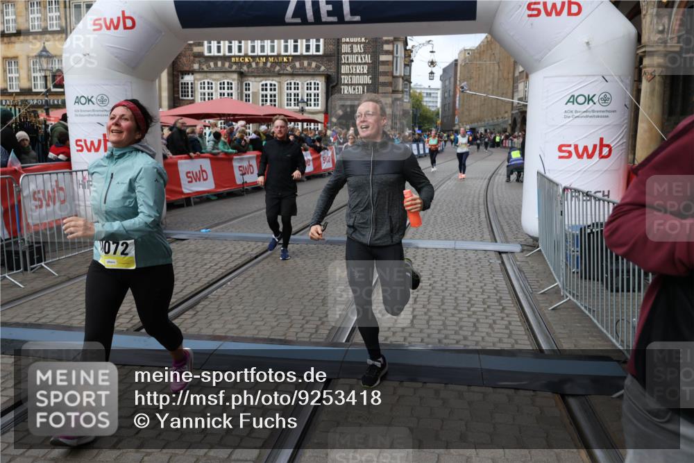 05.10.2025 - 20. swb-Marathon Bremen Yannick Fuchs http://msf.ph/oto/9253418 05.10.2025 11:14:39 Ziel 9756, 10292, 11072, 11139 meine-sportfotos.de