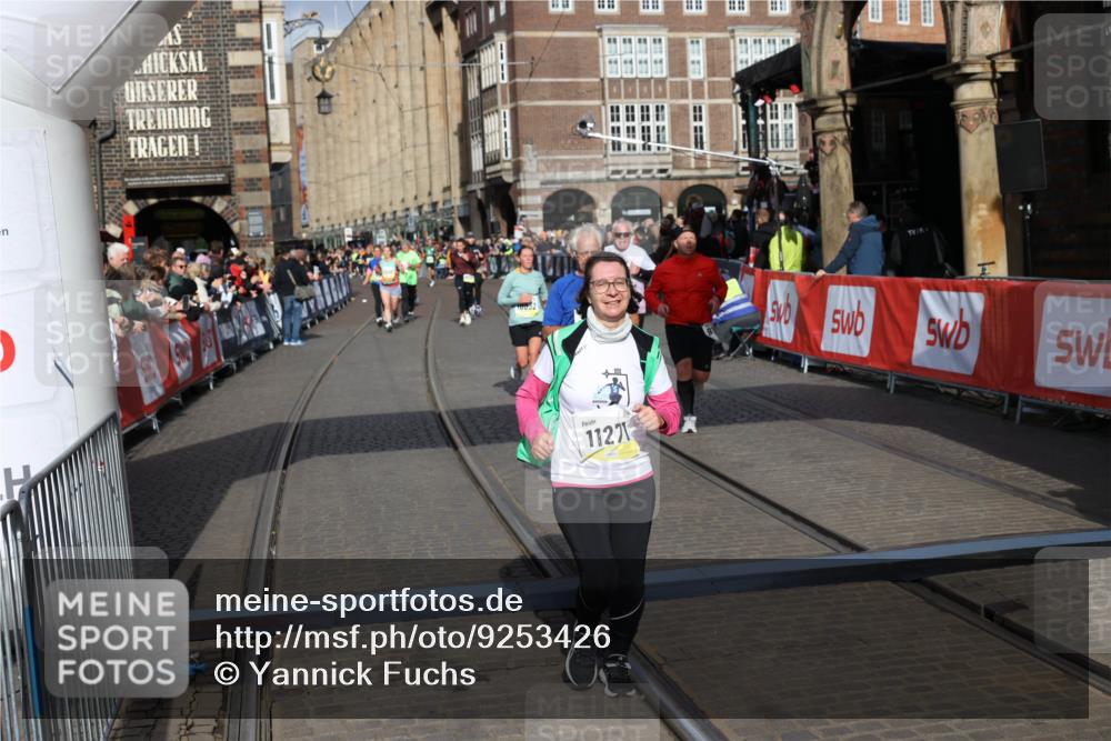 05.10.2025 - 20. swb-Marathon Bremen Yannick Fuchs http://msf.ph/oto/9253426 05.10.2025 10:54:33 Ziel 9392, 9407, 9633, 10032, 10097, 10810, 10915, 11040, 11271 meine-sportfotos.de