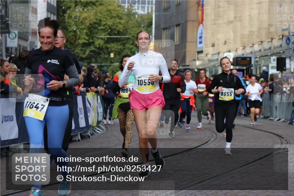 05.10.2025 - 20. swb-Marathon Bremen Strokosch-Dieckow http://msf.ph/oto/9253427 05.10.2025 11:01:50 Ziel 9237, 9365, 9655, 10004, 10558, 10837, 11415, 11647 meine-sportfotos.de
