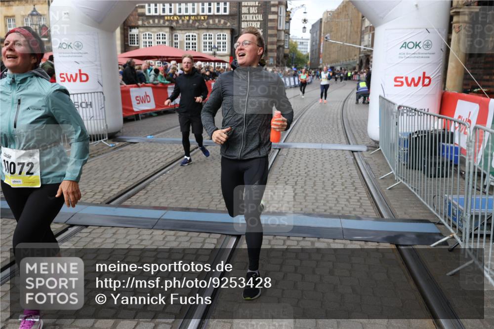 05.10.2025 - 20. swb-Marathon Bremen Yannick Fuchs http://msf.ph/oto/9253428 05.10.2025 11:14:39 Ziel 9756, 10292, 11072, 11139 meine-sportfotos.de