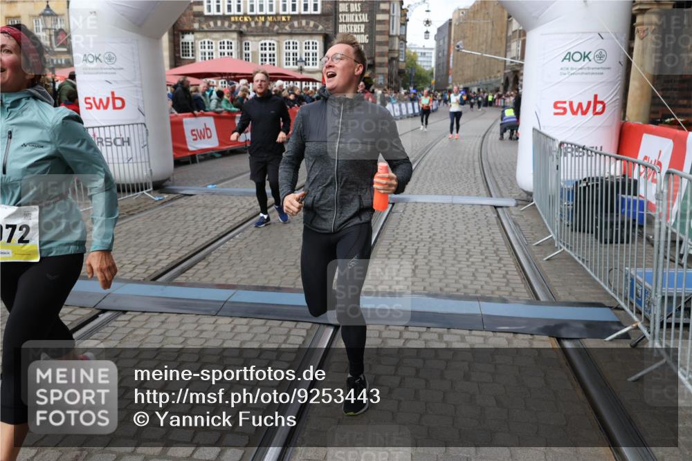 05.10.2025 - 20. swb-Marathon Bremen Yannick Fuchs http://msf.ph/oto/9253443 05.10.2025 11:14:39 Ziel 9756, 10292, 11072, 11139 meine-sportfotos.de