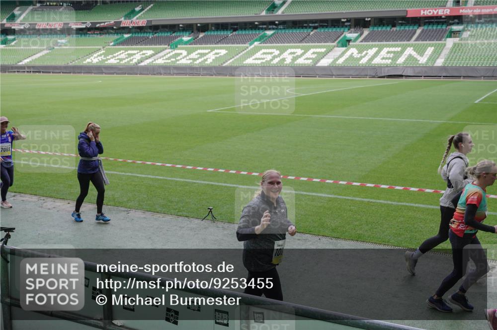 05.10.2025 - 20. swb-Marathon Bremen Michael Burmester http://msf.ph/oto/9253455 05.10.2025 10:42:10 Laufen im Stadion 7069, 8533, 8865, 9212, 9276, 9519, 9632, 9648, 9649, 9798, 9815, 9836, 9837, 9907, 9945, 9972, 9982, 9999, 10031, 10082, 10087, 10125, 10129, 10132, 10134, 10148, 10189, 10214, 10223, 10239, 10248, 10264, 10333, 10365, 10366, 10415, 10499, 10522, 10684, 10706, 10722, 10815, 10824, 10937, 10943, 10998, 11037, 11056, 11097, 11126, 11142, 11172, 11206, 11232, 11379, 11395, 11405, 11437, 11473, 11584, 11634, 9274, 9357, 11261 meine-sportfotos.de