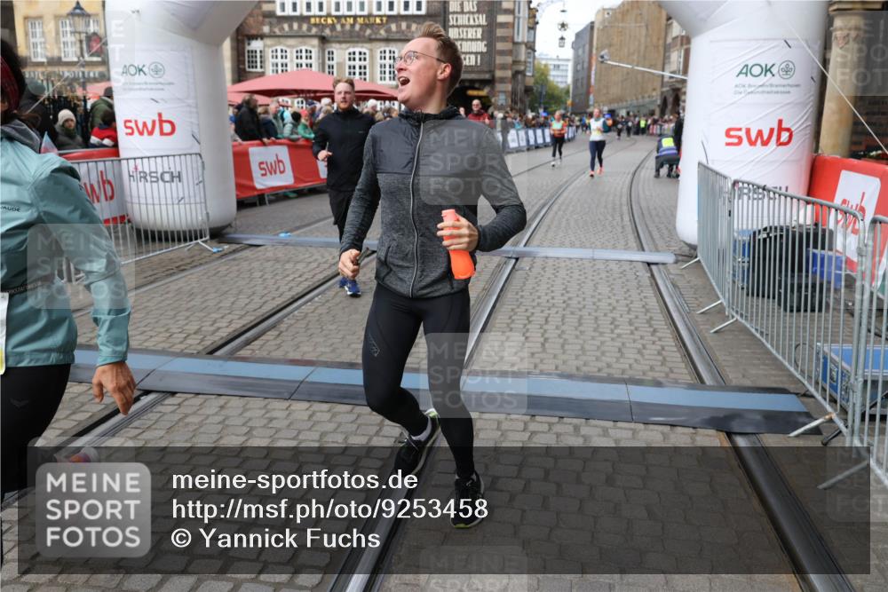 05.10.2025 - 20. swb-Marathon Bremen Yannick Fuchs http://msf.ph/oto/9253458 05.10.2025 11:14:39 Ziel 9756, 10292, 11072, 11139 meine-sportfotos.de