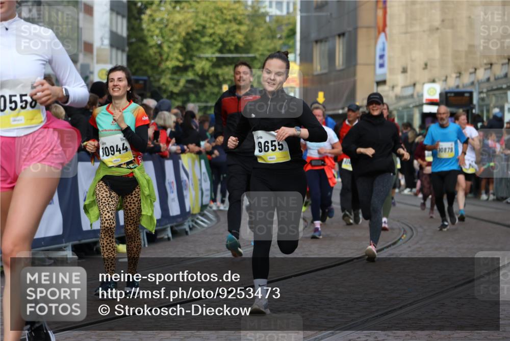 05.10.2025 - 20. swb-Marathon Bremen Strokosch-Dieckow http://msf.ph/oto/9253473 05.10.2025 11:01:53 Ziel 9237, 9365, 9655, 10558, 10837, 10944, 11415, 11647 meine-sportfotos.de