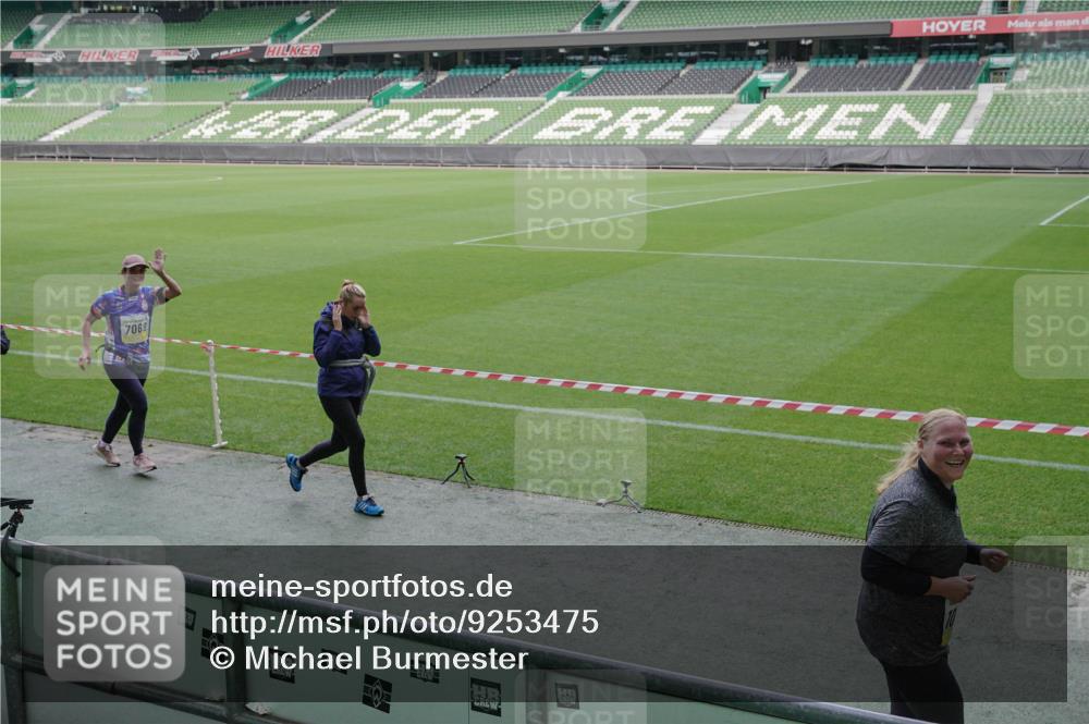 05.10.2025 - 20. swb-Marathon Bremen Michael Burmester http://msf.ph/oto/9253475 05.10.2025 10:42:11 Laufen im Stadion 7069, 8533, 8865, 9212, 9276, 9519, 9632, 9648, 9649, 9798, 9815, 9836, 9837, 9907, 9945, 9972, 9982, 9999, 10031, 10082, 10087, 10125, 10129, 10132, 10134, 10148, 10189, 10214, 10223, 10239, 10248, 10264, 10333, 10365, 10366, 10415, 10499, 10522, 10684, 10706, 10722, 10815, 10824, 10937, 10943, 10998, 11037, 11056, 11097, 11126, 11142, 11172, 11206, 11232, 11379, 11395, 11405, 11437, 11473, 11584, 11634, 9274, 9357, 11261 meine-sportfotos.de