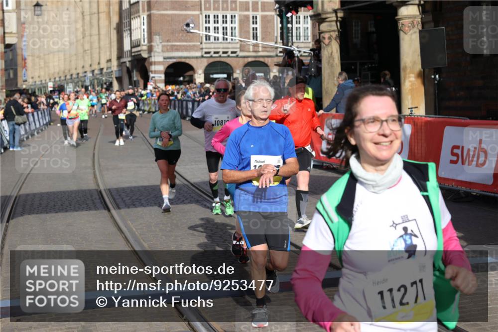 05.10.2025 - 20. swb-Marathon Bremen Yannick Fuchs http://msf.ph/oto/9253477 05.10.2025 10:54:34 Ziel 9392, 9407, 9633, 10032, 10097, 10810, 10915, 11040, 11271 meine-sportfotos.de