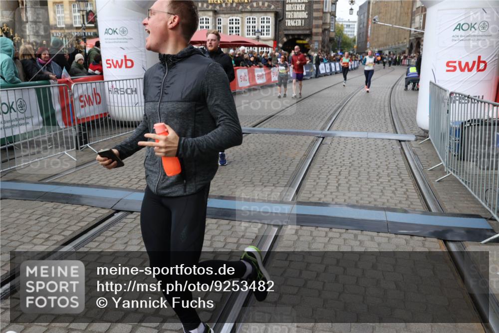 05.10.2025 - 20. swb-Marathon Bremen Yannick Fuchs http://msf.ph/oto/9253482 05.10.2025 11:14:40 Ziel 9756, 10292, 10722, 11072, 11139, 11473 meine-sportfotos.de