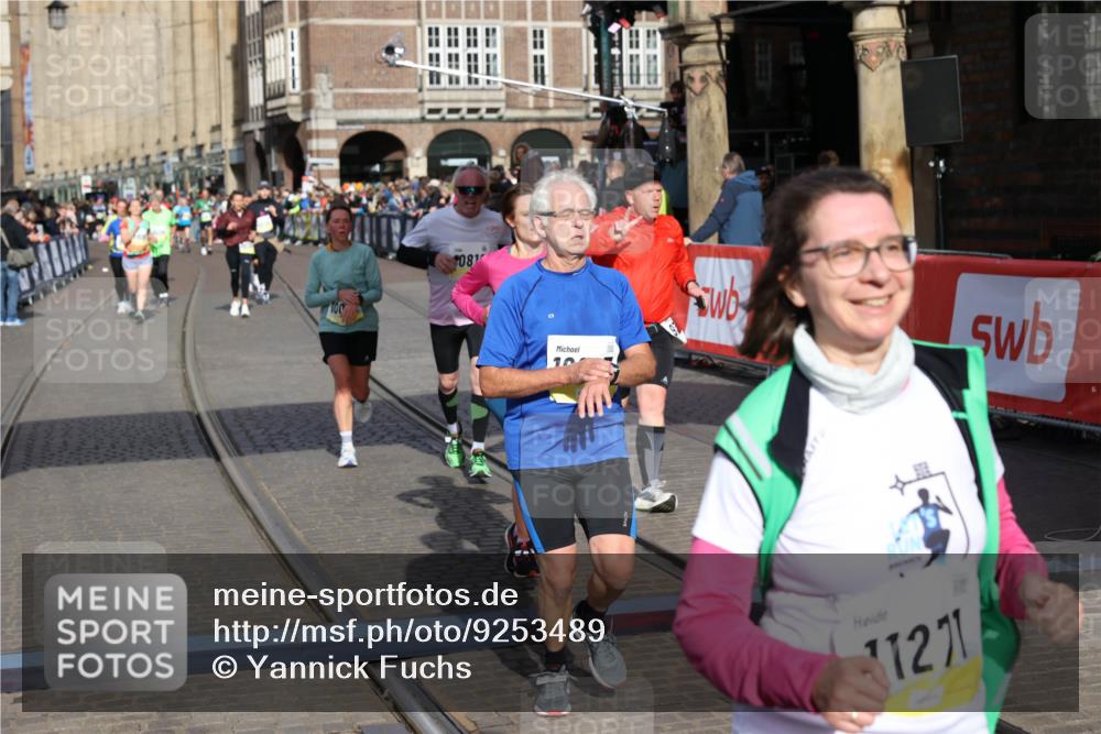 05.10.2025 - 20. swb-Marathon Bremen Yannick Fuchs http://msf.ph/oto/9253489 05.10.2025 10:54:34 Ziel 9392, 9407, 9633, 10032, 10097, 10810, 10915, 11040, 11271 meine-sportfotos.de