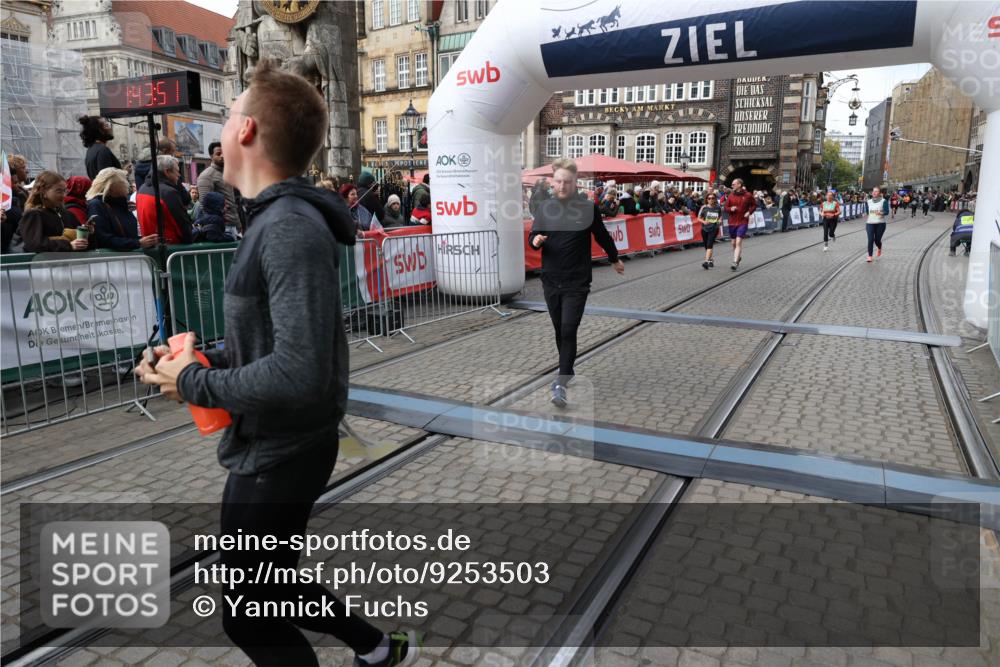 05.10.2025 - 20. swb-Marathon Bremen Yannick Fuchs http://msf.ph/oto/9253503 05.10.2025 11:14:40 Ziel 9756, 10292, 10722, 11072, 11139, 11473 meine-sportfotos.de