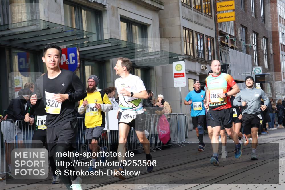 05.10.2025 - 20. swb-Marathon Bremen Strokosch-Dieckow http://msf.ph/oto/9253506 05.10.2025 10:55:52 Ziel 9258, 9541, 9783, 9811, 9855, 9950, 9968, 10006, 10009, 10015, 10028, 10191, 10196, 10394, 10424, 10590, 10641, 10664, 10675, 10758, 10959, 10989, 10992, 11095, 11148, 11364, 11366, 11554, 11620, 11626, 11630, 11662, 11693, 11741, 9258, 9541, 9783, 9811, 9855, 9950, 9968, 10006, 10009, 10015, 10028, 10191, 10196, 10394, 10424, 10590, 10641, 10664, 10675, 10758, 10959, 10989, 10992, 11095, 11148, 11364, 11366, 11554, 11620, 11630, 11662, 11693 meine-sportfotos.de
