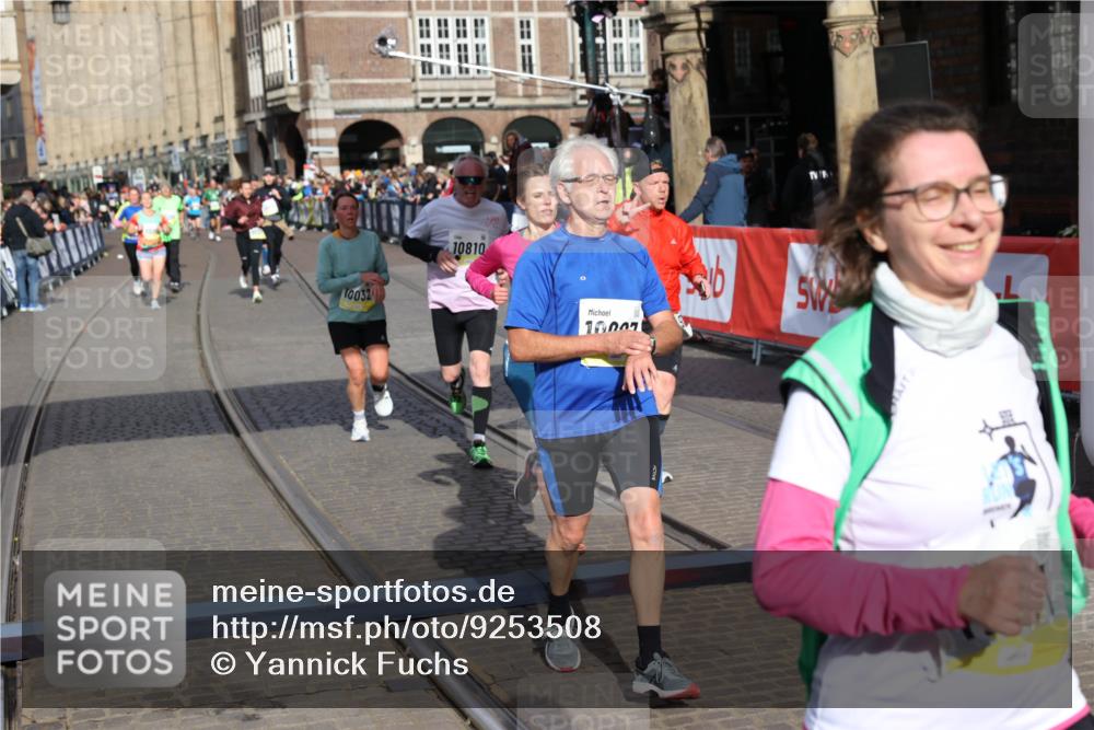 05.10.2025 - 20. swb-Marathon Bremen Yannick Fuchs http://msf.ph/oto/9253508 05.10.2025 10:54:34 Ziel 9392, 9407, 9633, 10032, 10097, 10810, 10915, 11040, 11271 meine-sportfotos.de