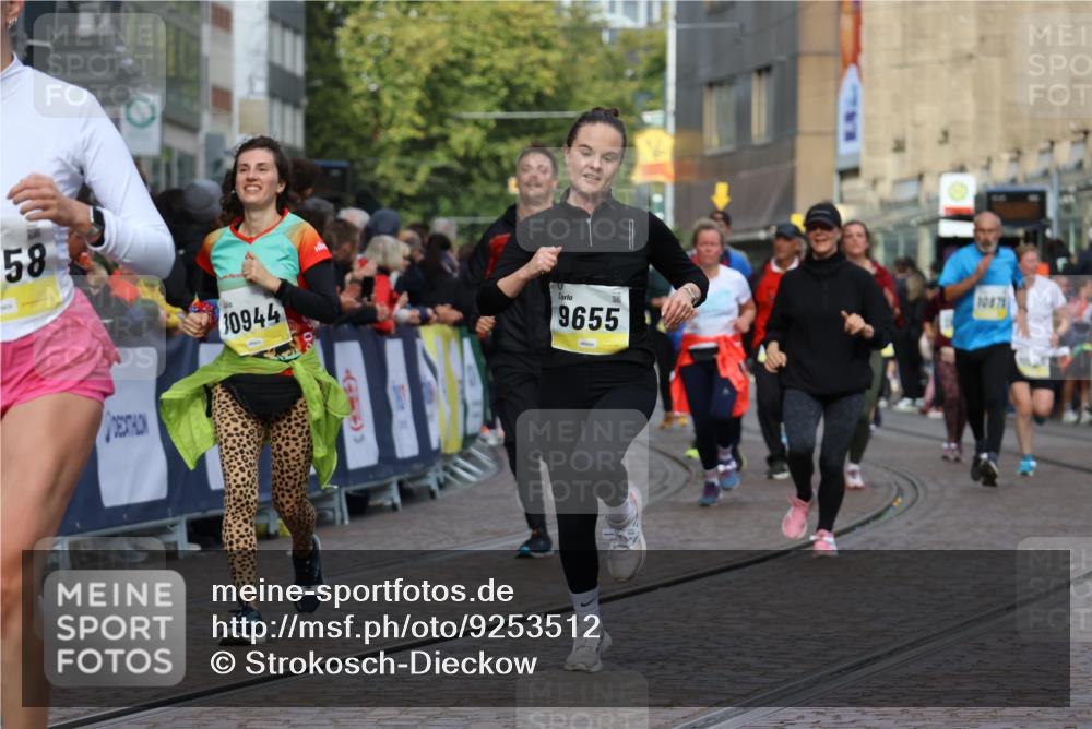 05.10.2025 - 20. swb-Marathon Bremen Strokosch-Dieckow http://msf.ph/oto/9253512 05.10.2025 11:01:53 Ziel 9237, 9365, 9655, 10558, 10837, 10944, 11415, 11647 meine-sportfotos.de