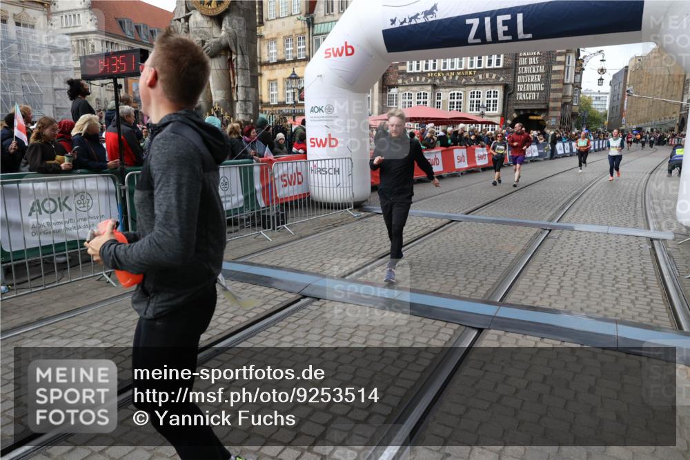 05.10.2025 - 20. swb-Marathon Bremen Yannick Fuchs http://msf.ph/oto/9253514 05.10.2025 11:14:40 Ziel 9756, 10292, 10722, 11072, 11139, 11473 meine-sportfotos.de