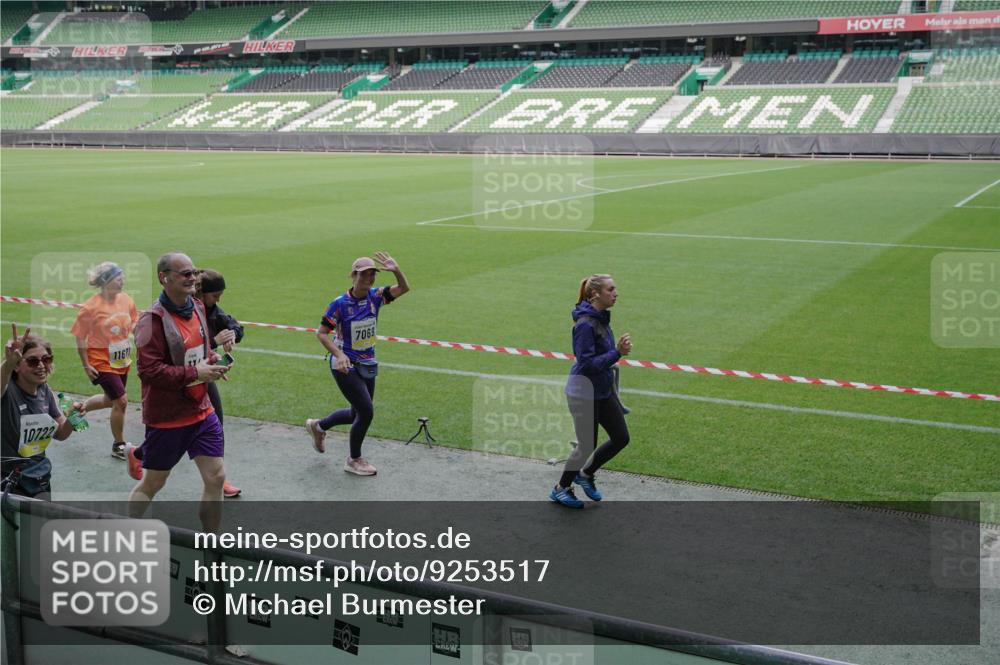 05.10.2025 - 20. swb-Marathon Bremen Michael Burmester http://msf.ph/oto/9253517 05.10.2025 10:42:12 Laufen im Stadion 7069, 8533, 8865, 9212, 9276, 9519, 9632, 9648, 9649, 9798, 9815, 9836, 9837, 9907, 9945, 9972, 9982, 9999, 10031, 10082, 10087, 10125, 10129, 10132, 10134, 10148, 10189, 10214, 10223, 10239, 10248, 10264, 10333, 10365, 10366, 10415, 10499, 10522, 10684, 10706, 10722, 10815, 10824, 10937, 10943, 10998, 11037, 11056, 11097, 11126, 11142, 11172, 11206, 11232, 11379, 11395, 11405, 11437, 11473, 11584, 11634, 9274, 9357, 11261 meine-sportfotos.de