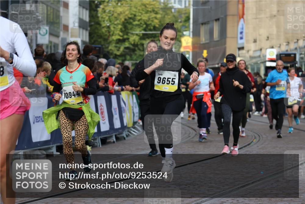 05.10.2025 - 20. swb-Marathon Bremen Strokosch-Dieckow http://msf.ph/oto/9253524 05.10.2025 11:01:53 Ziel 9237, 9365, 9655, 10558, 10837, 10944, 11415, 11647 meine-sportfotos.de