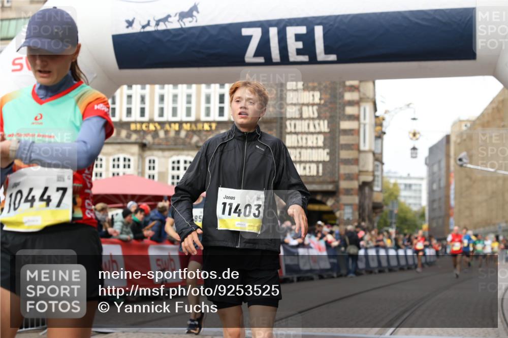 05.10.2025 - 20. swb-Marathon Bremen Yannick Fuchs http://msf.ph/oto/9253525 05.10.2025 10:45:35 Ziel 9396, 9885, 10447, 11346, 11403, 11585 meine-sportfotos.de