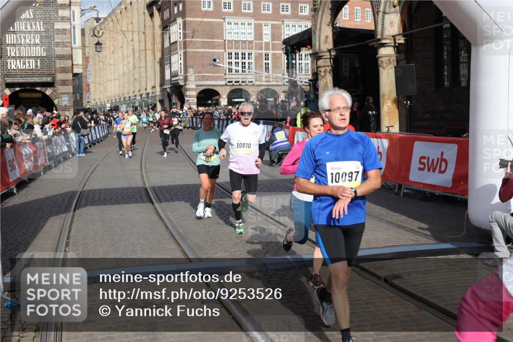 05.10.2025 - 20. swb-Marathon Bremen Yannick Fuchs http://msf.ph/oto/9253526 05.10.2025 10:54:34 Ziel 9392, 9407, 9633, 10032, 10097, 10810, 10915, 11040, 11271 meine-sportfotos.de