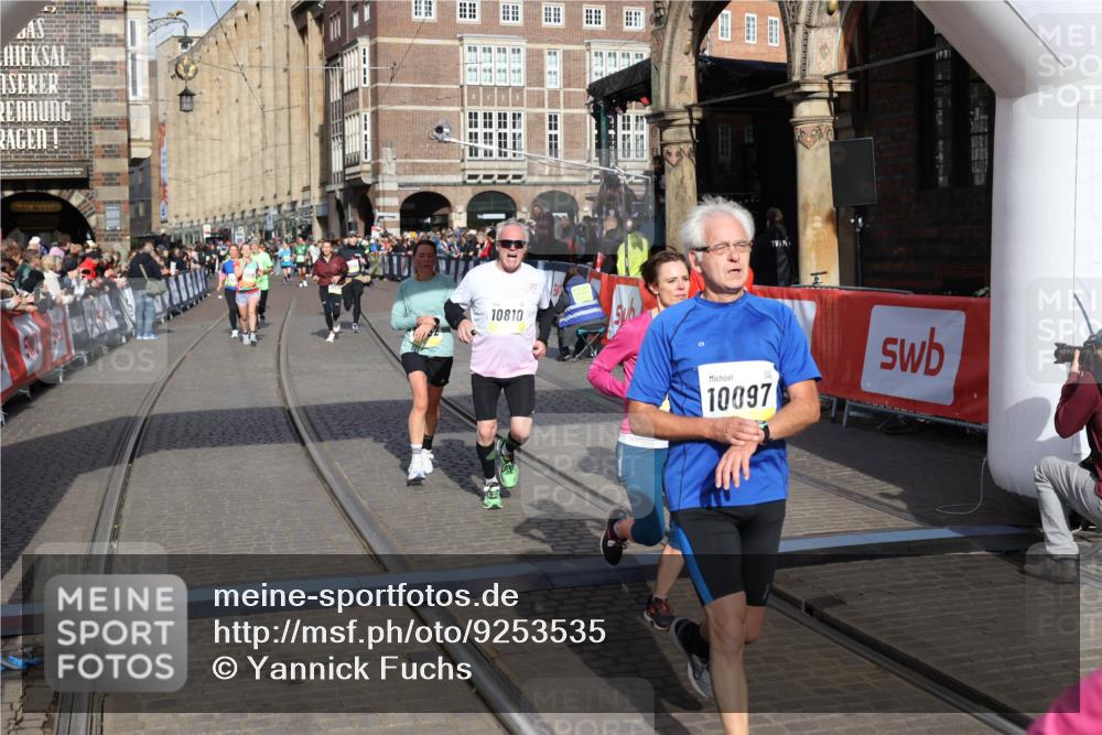 05.10.2025 - 20. swb-Marathon Bremen Yannick Fuchs http://msf.ph/oto/9253535 05.10.2025 10:54:34 Ziel 9392, 9407, 9633, 10032, 10097, 10810, 10915, 11040, 11271 meine-sportfotos.de