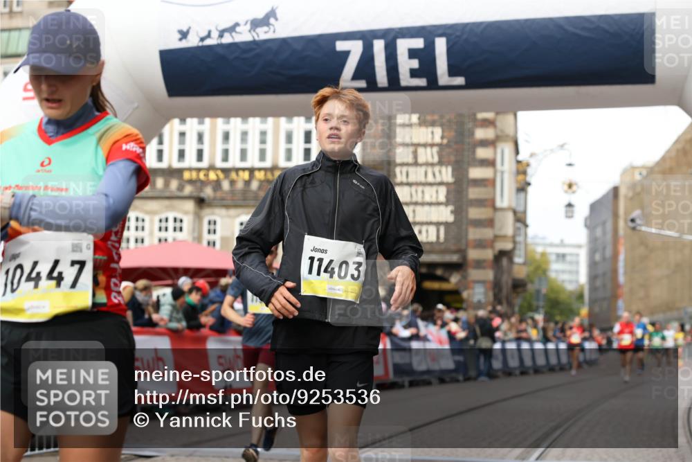 05.10.2025 - 20. swb-Marathon Bremen Yannick Fuchs http://msf.ph/oto/9253536 05.10.2025 10:45:35 Ziel 9396, 9885, 10447, 11346, 11403, 11585 meine-sportfotos.de