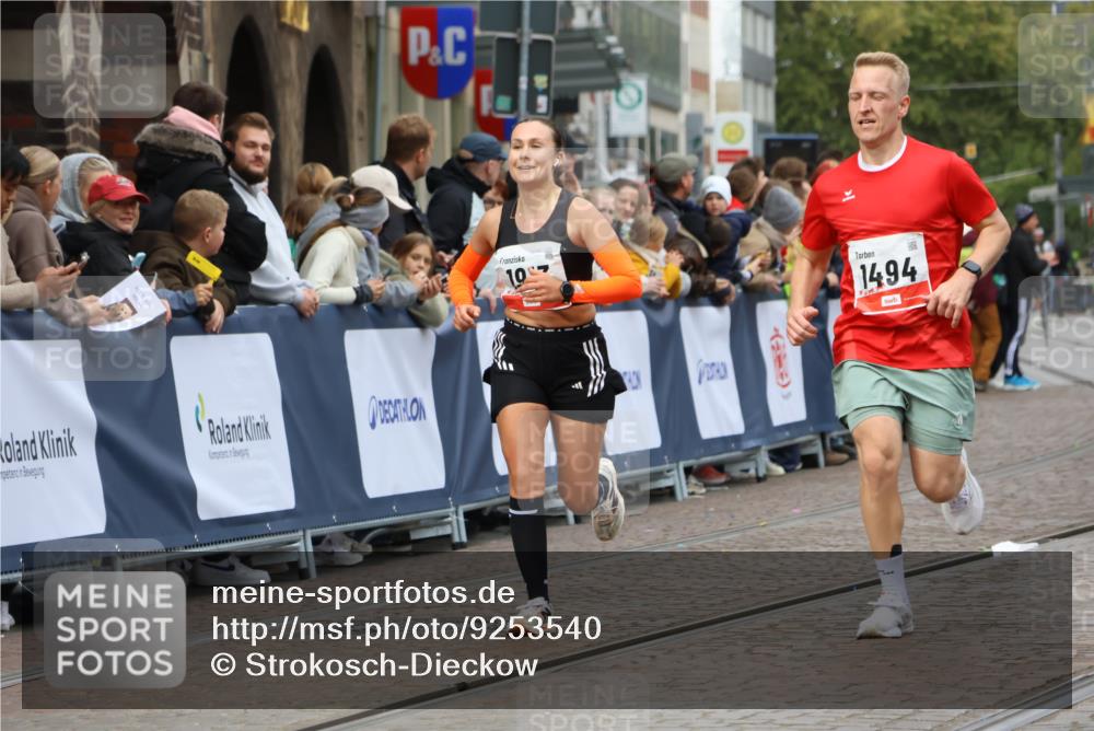 05.10.2025 - 20. swb-Marathon Bremen Strokosch-Dieckow http://msf.ph/oto/9253540 05.10.2025 12:51:36 Ziel 1494, 1814, 1913, 5582 meine-sportfotos.de