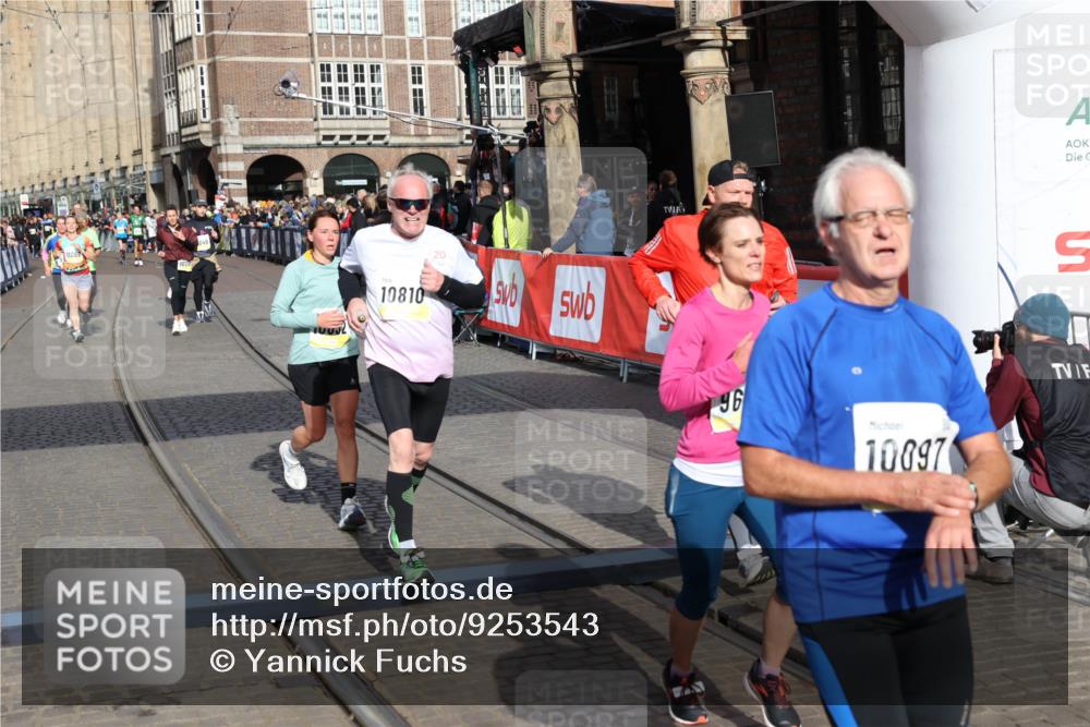 05.10.2025 - 20. swb-Marathon Bremen Yannick Fuchs http://msf.ph/oto/9253543 05.10.2025 10:54:35 Ziel 9392, 9407, 9633, 10032, 10097, 10810, 11040, 11271 meine-sportfotos.de