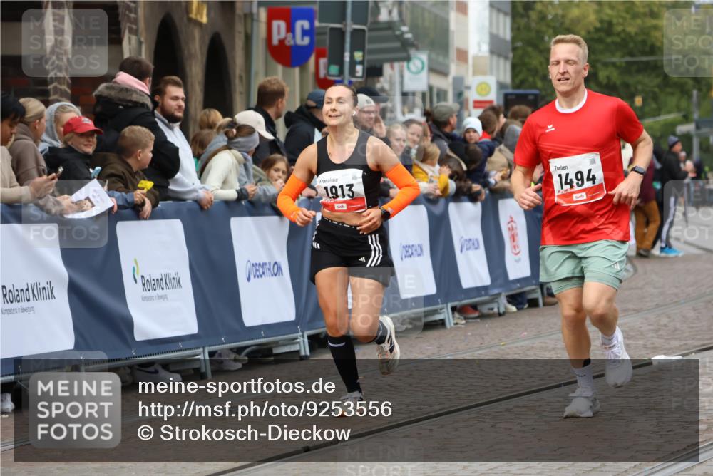 05.10.2025 - 20. swb-Marathon Bremen Strokosch-Dieckow http://msf.ph/oto/9253556 05.10.2025 12:51:36 Ziel 1494, 1814, 1913, 5582 meine-sportfotos.de