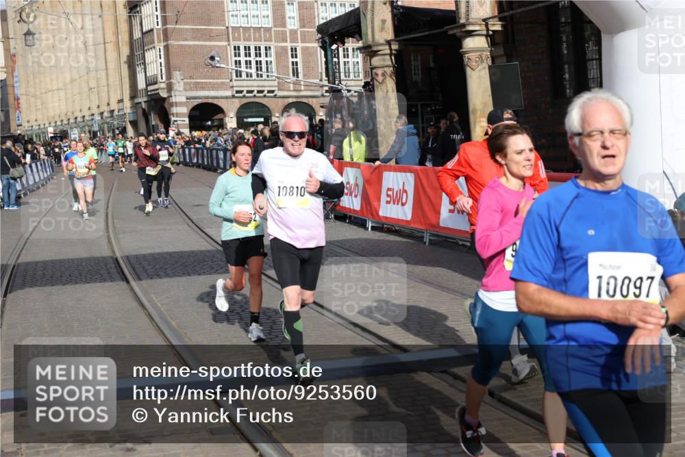 05.10.2025 - 20. swb-Marathon Bremen Yannick Fuchs http://msf.ph/oto/9253560 05.10.2025 10:54:35 Ziel 9392, 9407, 9633, 10032, 10097, 10810, 11040, 11271 meine-sportfotos.de