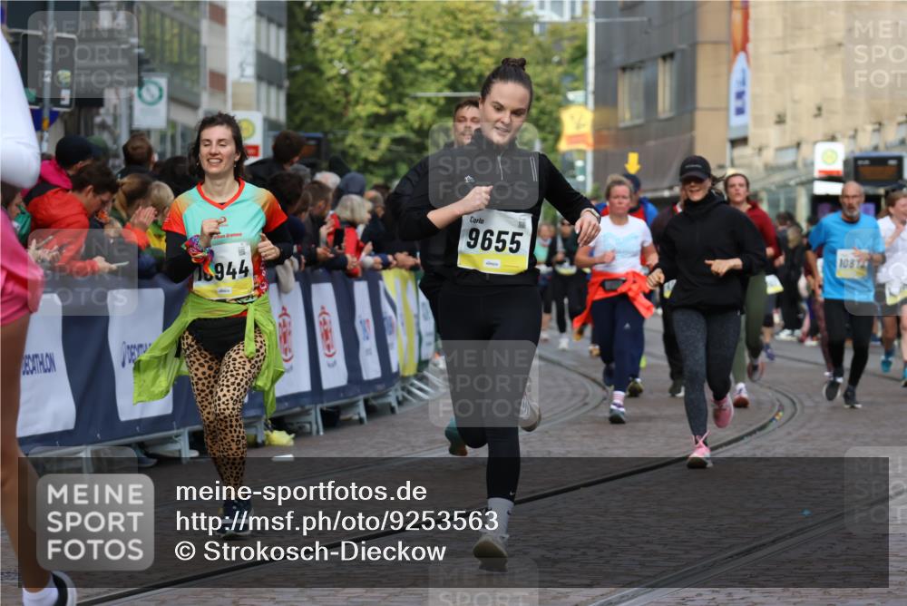05.10.2025 - 20. swb-Marathon Bremen Strokosch-Dieckow http://msf.ph/oto/9253563 05.10.2025 11:01:53 Ziel 9237, 9365, 9655, 10558, 10837, 10944, 11415, 11647 meine-sportfotos.de
