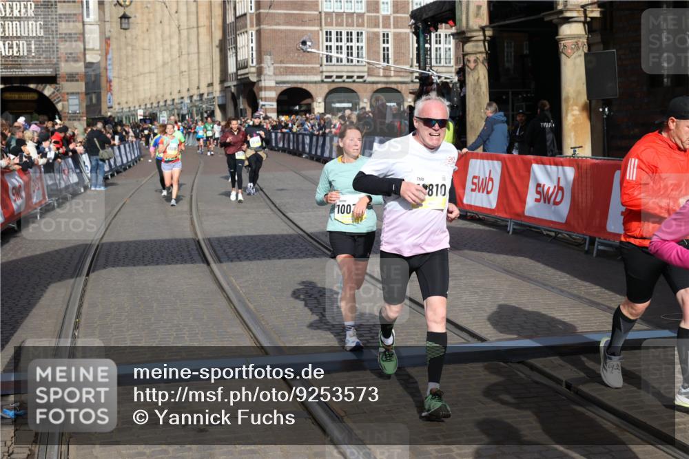 05.10.2025 - 20. swb-Marathon Bremen Yannick Fuchs http://msf.ph/oto/9253573 05.10.2025 10:54:35 Ziel 9392, 9407, 9633, 10032, 10097, 10810, 11040, 11271 meine-sportfotos.de