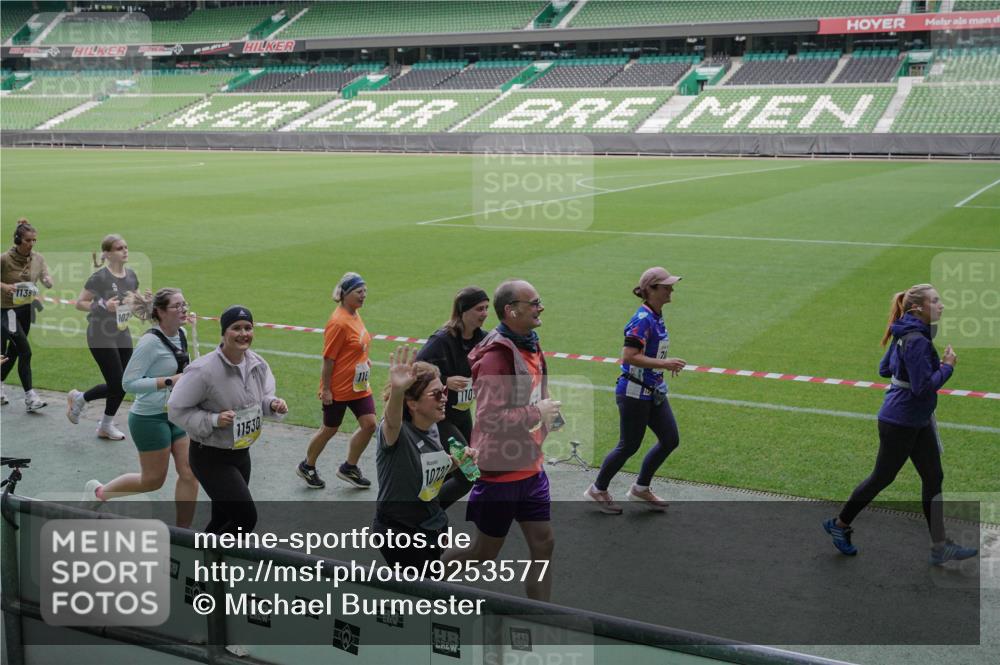 05.10.2025 - 20. swb-Marathon Bremen Michael Burmester http://msf.ph/oto/9253577 05.10.2025 10:42:12 Laufen im Stadion 7069, 8533, 8865, 9212, 9276, 9519, 9632, 9648, 9649, 9798, 9815, 9836, 9837, 9907, 9945, 9972, 9982, 9999, 10031, 10082, 10087, 10125, 10129, 10132, 10134, 10148, 10189, 10214, 10223, 10239, 10248, 10264, 10333, 10365, 10366, 10415, 10499, 10522, 10684, 10706, 10722, 10815, 10824, 10937, 10943, 10998, 11037, 11056, 11097, 11126, 11142, 11172, 11206, 11232, 11379, 11395, 11405, 11437, 11473, 11584, 11634, 9274, 9357, 11261 meine-sportfotos.de