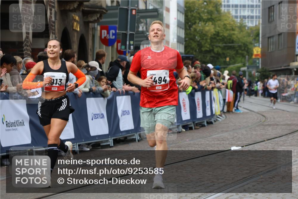 05.10.2025 - 20. swb-Marathon Bremen Strokosch-Dieckow http://msf.ph/oto/9253585 05.10.2025 12:51:37 Ziel 1494, 1814, 1913, 5582 meine-sportfotos.de