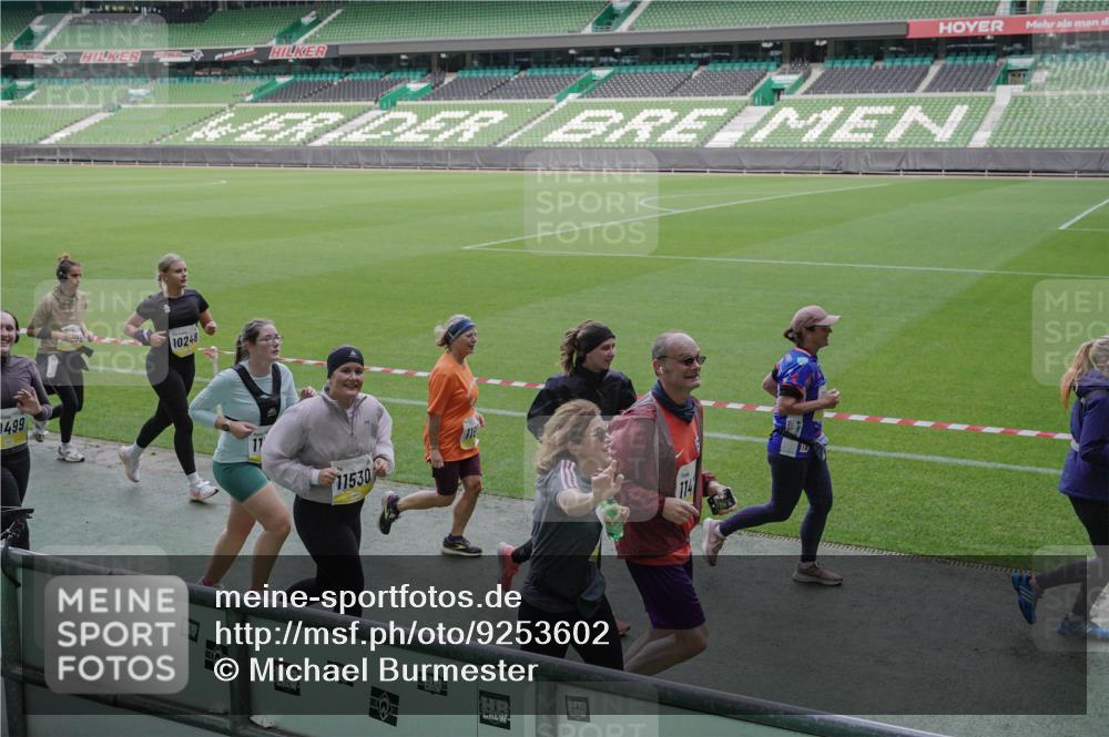 05.10.2025 - 20. swb-Marathon Bremen Michael Burmester http://msf.ph/oto/9253602 05.10.2025 10:42:13 Laufen im Stadion 7069, 8225, 8533, 8865, 9212, 9276, 9481, 9519, 9632, 9648, 9649, 9798, 9815, 9836, 9837, 9907, 9945, 9972, 9982, 9999, 10031, 10082, 10087, 10125, 10129, 10132, 10134, 10148, 10189, 10214, 10223, 10239, 10248, 10264, 10333, 10365, 10366, 10415, 10499, 10522, 10684, 10706, 10722, 10815, 10824, 10937, 10943, 10998, 11037, 11056, 11097, 11126, 11142, 11172, 11206, 11232, 11379, 11395, 11405, 11437, 11473, 11584, 11634, 9274, 9357, 11261 meine-sportfotos.de