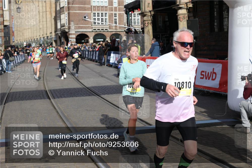 05.10.2025 - 20. swb-Marathon Bremen Yannick Fuchs http://msf.ph/oto/9253606 05.10.2025 10:54:36 Ziel 9392, 9407, 9633, 10032, 10097, 10178, 10810, 11040, 11045, 11089, 11271 meine-sportfotos.de
