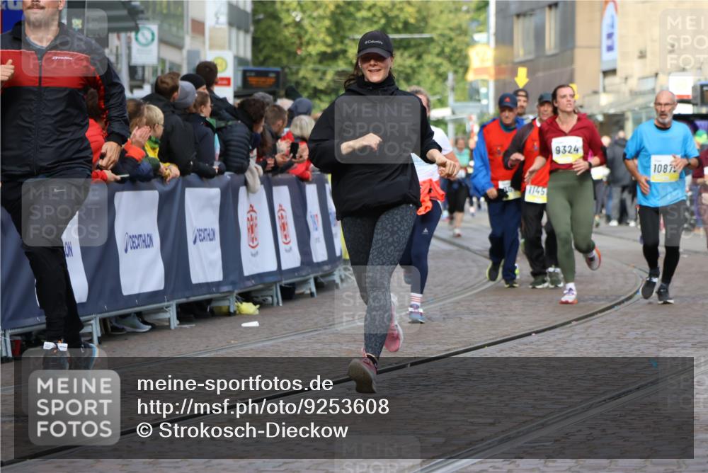 05.10.2025 - 20. swb-Marathon Bremen Strokosch-Dieckow http://msf.ph/oto/9253608 05.10.2025 11:01:55 Ziel 9324, 9365, 9536, 9655, 10558, 10837, 10855, 10879, 10887, 10944, 11415, 11647 meine-sportfotos.de