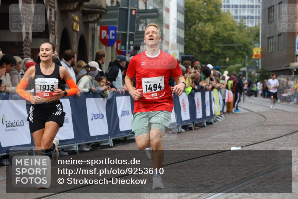 05.10.2025 - 20. swb-Marathon Bremen Strokosch-Dieckow http://msf.ph/oto/9253610 05.10.2025 12:51:37 Ziel 1494, 1814, 1913, 5582 meine-sportfotos.de