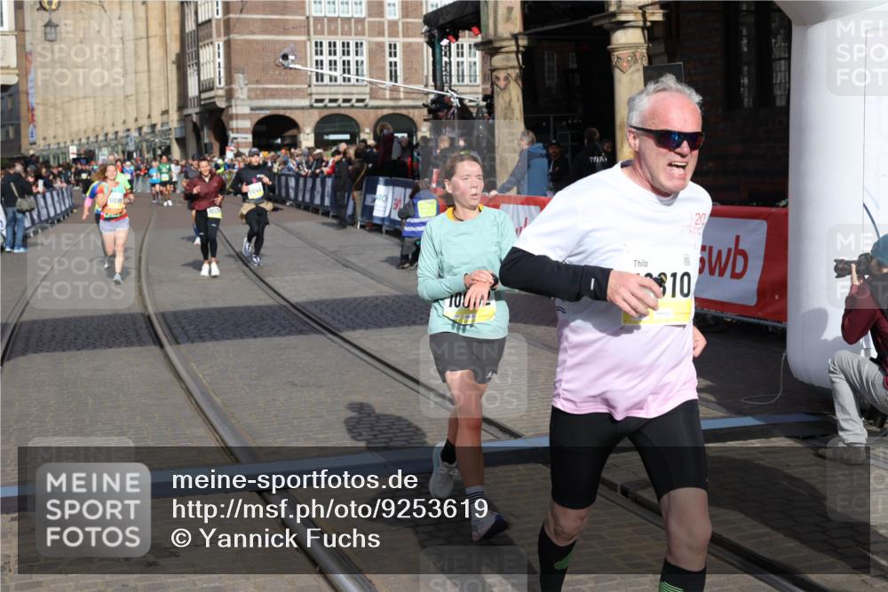 05.10.2025 - 20. swb-Marathon Bremen Yannick Fuchs http://msf.ph/oto/9253619 05.10.2025 10:54:36 Ziel 9392, 9407, 9633, 10032, 10097, 10178, 10810, 11040, 11045, 11089, 11271 meine-sportfotos.de