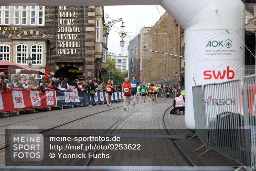 05.10.2025 - 20. swb-Marathon Bremen Yannick Fuchs http://msf.ph/oto/9253622 05.10.2025 10:45:37 Ziel 10447, 11346, 11403, 11585 meine-sportfotos.de