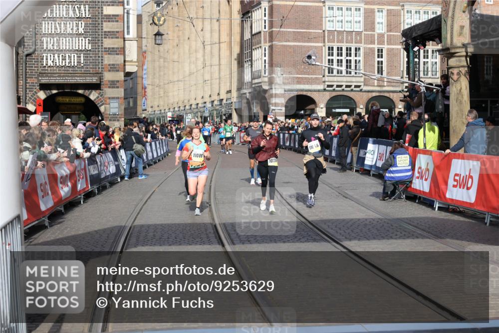 05.10.2025 - 20. swb-Marathon Bremen Yannick Fuchs http://msf.ph/oto/9253629 05.10.2025 10:54:36 Ziel 9392, 9407, 9633, 10032, 10097, 10178, 10810, 11040, 11045, 11089, 11271 meine-sportfotos.de