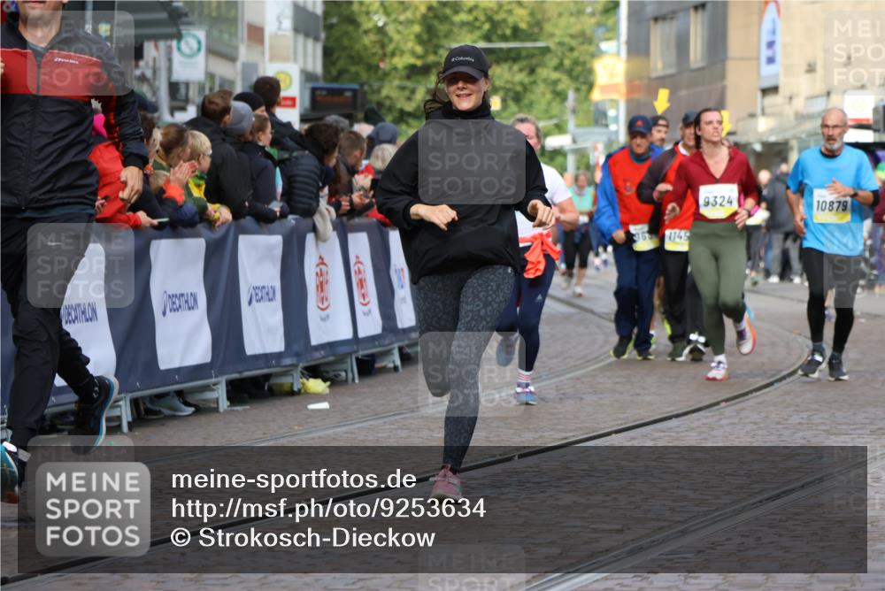 05.10.2025 - 20. swb-Marathon Bremen Strokosch-Dieckow http://msf.ph/oto/9253634 05.10.2025 11:01:55 Ziel 9324, 9365, 9536, 9655, 10558, 10837, 10855, 10879, 10887, 10944, 11415, 11647 meine-sportfotos.de