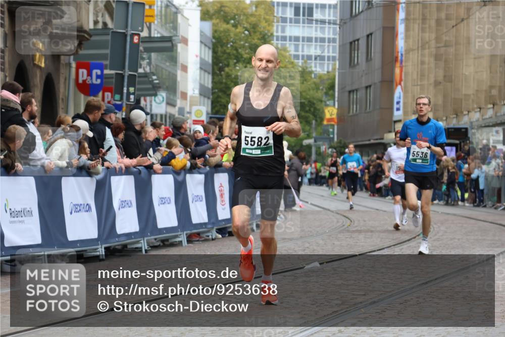 05.10.2025 - 20. swb-Marathon Bremen Strokosch-Dieckow http://msf.ph/oto/9253638 05.10.2025 12:51:45 Ziel 419, 5536, 5582 meine-sportfotos.de