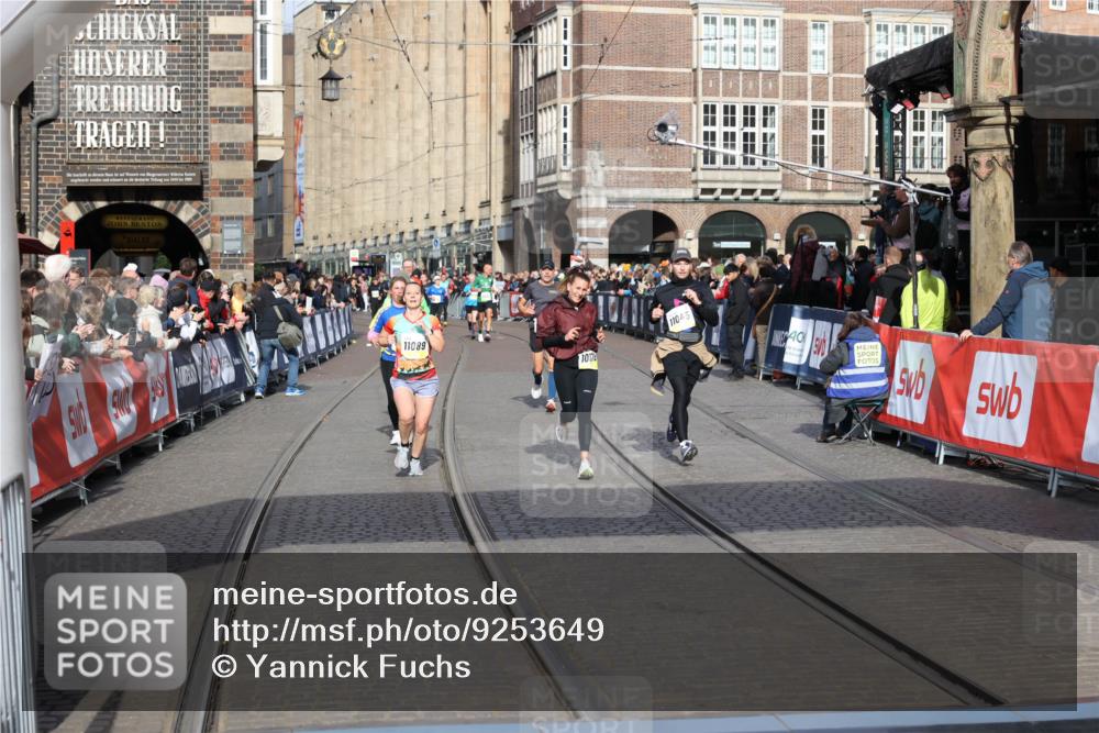 05.10.2025 - 20. swb-Marathon Bremen Yannick Fuchs http://msf.ph/oto/9253649 05.10.2025 10:54:37 Ziel 9367, 9392, 9407, 9633, 10032, 10097, 10178, 10810, 11045, 11089, 11271 meine-sportfotos.de