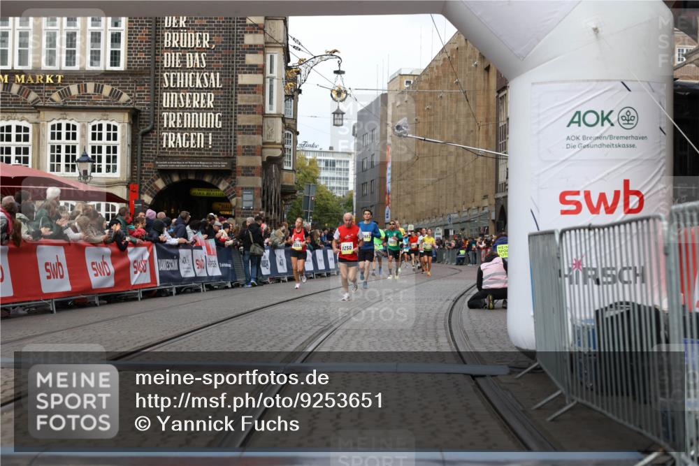05.10.2025 - 20. swb-Marathon Bremen Yannick Fuchs http://msf.ph/oto/9253651 05.10.2025 10:45:38 Ziel 10447, 11403, 11585 meine-sportfotos.de