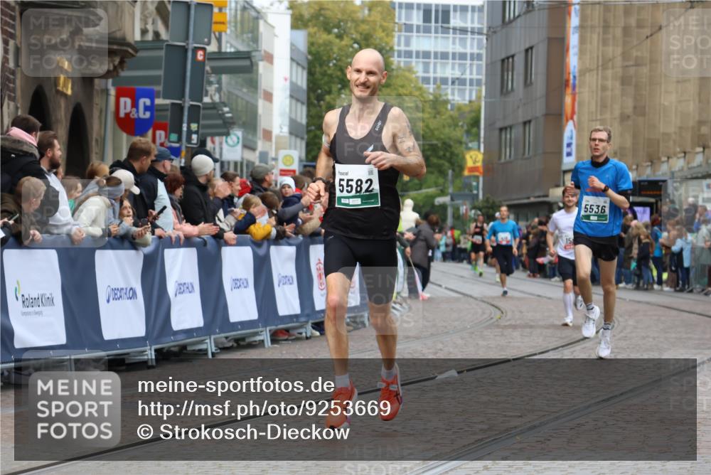 05.10.2025 - 20. swb-Marathon Bremen Strokosch-Dieckow http://msf.ph/oto/9253669 05.10.2025 12:51:45 Ziel 419, 5536, 5582 meine-sportfotos.de