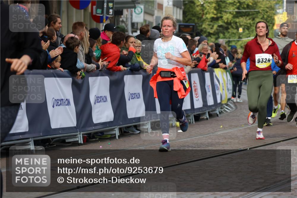 05.10.2025 - 20. swb-Marathon Bremen Strokosch-Dieckow http://msf.ph/oto/9253679 05.10.2025 11:01:58 Ziel 9324, 9365, 9536, 9686, 10558, 10837, 10855, 10879, 10887, 10944, 11415, 11459 meine-sportfotos.de