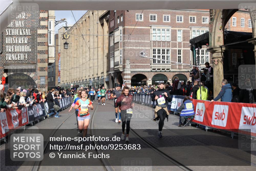 05.10.2025 - 20. swb-Marathon Bremen Yannick Fuchs http://msf.ph/oto/9253683 05.10.2025 10:54:37 Ziel 9367, 9392, 9407, 9633, 10032, 10097, 10178, 10810, 11045, 11089, 11271 meine-sportfotos.de