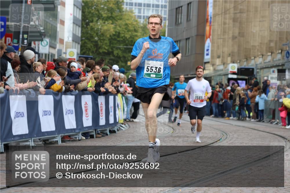 05.10.2025 - 20. swb-Marathon Bremen Strokosch-Dieckow http://msf.ph/oto/9253692 05.10.2025 12:51:47 Ziel 419, 1565, 5536 meine-sportfotos.de