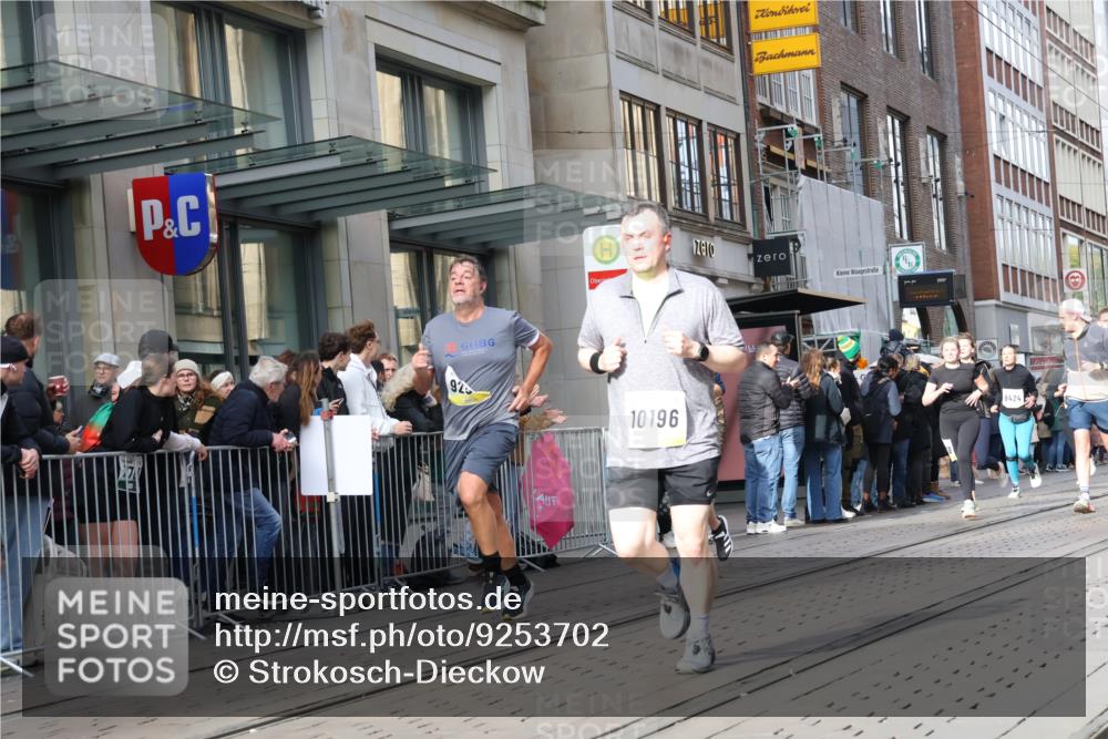 05.10.2025 - 20. swb-Marathon Bremen Strokosch-Dieckow http://msf.ph/oto/9253702 05.10.2025 10:55:59 Ziel 9258, 9424, 9783, 9790, 9811, 9855, 9932, 9968, 10005, 10006, 10009, 10028, 10179, 10191, 10196, 10387, 10424, 10546, 10590, 10648, 10664, 10989, 10992, 11095, 11253, 11364, 11366, 11554, 11571, 11620, 11630, 11662, 11693, 11723, 11741, 9258, 9424, 9783, 9790, 9811, 9855, 9932, 9968, 10005, 10006, 10009, 10028, 10179, 10191, 10196, 10387, 10424, 10546, 10590, 10648, 10664, 10989, 10992, 11095, 11253, 11364, 11366, 11554, 11571, 11620, 11630, 11662, 11693 meine-sportfotos.de